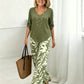Set bestaande uit een damesblouse met V-hals en een broek met wijde pijpen en print