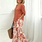 Set bestaande uit een damesblouse met V-hals en een broek met wijde pijpen en print