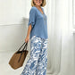 Set bestaande uit een damesblouse met V-hals en een broek met wijde pijpen en print