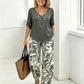 Set bestaande uit een damesblouse met V-hals en een broek met wijde pijpen en print