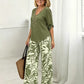 Set bestaande uit een damesblouse met V-hals en een broek met wijde pijpen en print