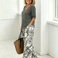 Set bestaande uit een damesblouse met V-hals en een broek met wijde pijpen en print