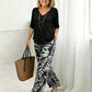 Set bestaande uit een damesblouse met V-hals en een broek met wijde pijpen en print