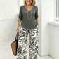 Set bestaande uit een damesblouse met V-hals en een broek met wijde pijpen en print