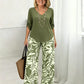Set bestaande uit een damesblouse met V-hals en een broek met wijde pijpen en print