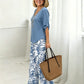 Set bestaande uit een damesblouse met V-hals en een broek met wijde pijpen en print
