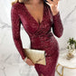 Elegante wikkeljurk met V-hals, split en pailletten