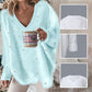 V-hals oversized trui met lange mouwen, kralenversiering en pluizige bovenkant