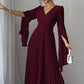 Elegante maxi-jurk met V-hals, plooien en vloeiende mouwen