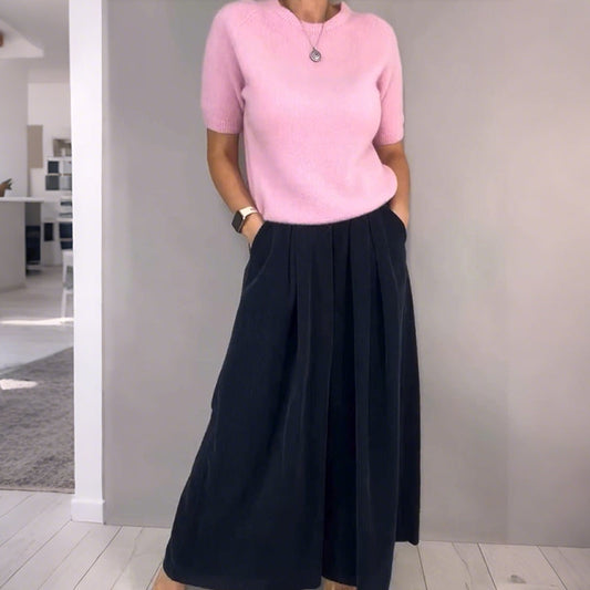 Chique comfort: set bestaande uit een gebreid topje en een wijde, ruime broek