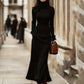 Elegante, getailleerde jurk met hoge hals en vetersluiting