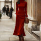 Elegante, getailleerde jurk met hoge hals en vetersluiting
