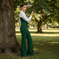 Elegante gestreepte blouse met V-hals en wijde broek voor dames