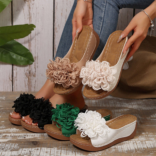 Sandalen met sleehak en bloemenapplicaties voor dames