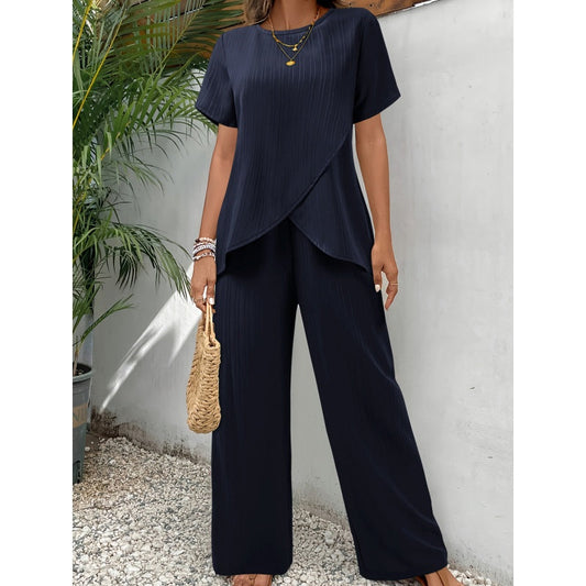 Casual outfit voor dames met een asymmetrische top en een broek met wijde pijpen