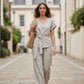 Set bestaande uit een casual dames-top met strik in de taille en een broek met wijde pijpen